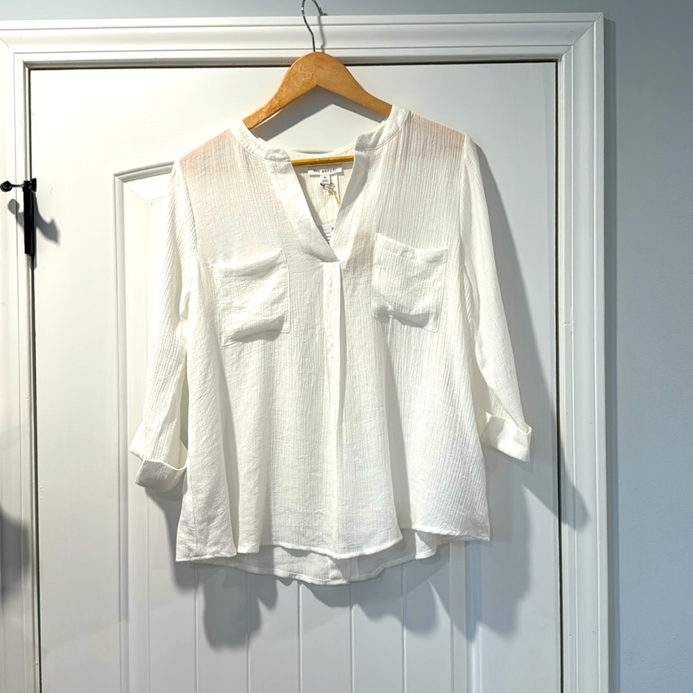 Blu pepper linen cuff quarter length sleeve blouse. Size med. White. New w tags